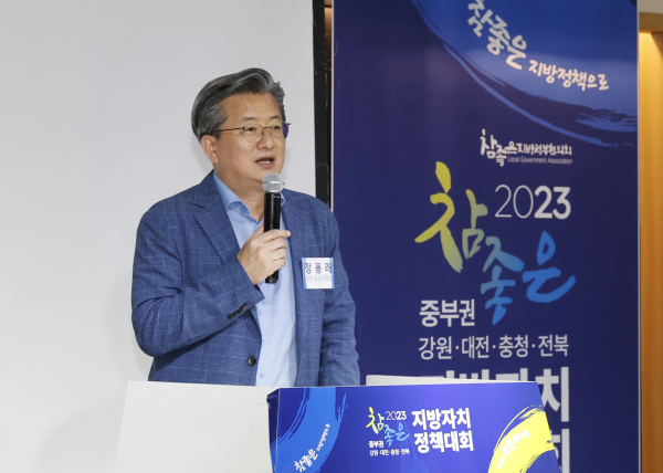 지난달 30일 열린 참좋은 지방자치 정책대회에서 정용래 구청장이 유성구의 정책을 소개하고 있다.