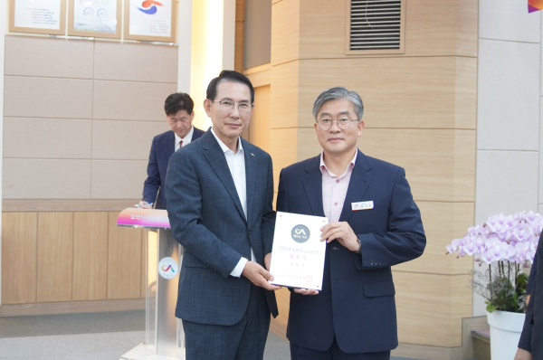 3일 시청 대회의실에서 열린 월례회의에서 우수과제 선정부서가 수상하는 모습