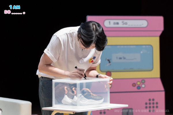 애장품에 사인을 하고 있는 이소영 선수