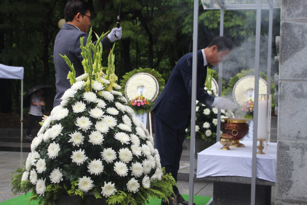한국도로공사  손진식 부사장이 헌화와 분향을 하고 있다.