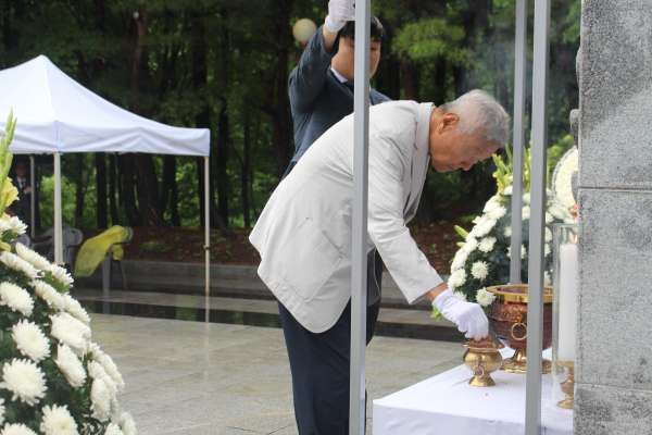 (사)경부고속도로 건설기념사업회 회원이 헌화와 분향을 하고 있다
