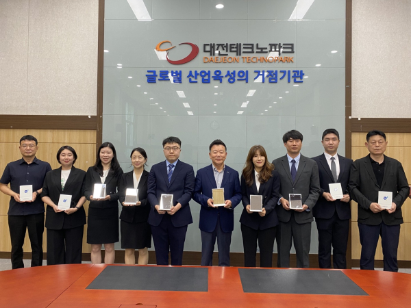 ‘청렴은 내 마음을 비추는 거울입니다’ 문구의 청렴거울 배부