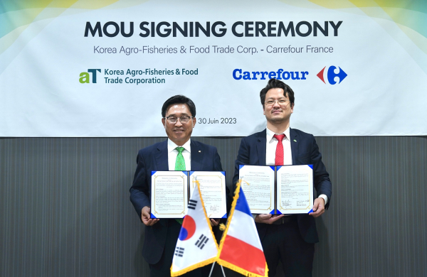 한국농수산식품유통공사-프랑스 까르푸 MOU * 한국농수산식품유통공사 김춘진 사장(좌측), 까르푸 보리스 뀌비에 부사장(우측)