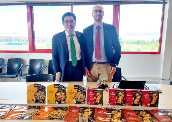 SIAS(시아스) 업체 방문 현장 사진 * 김춘진 한국농수산식품유통공사 사장(좌측), Patrick HENNION SIAS(시아스) 부장(우측)