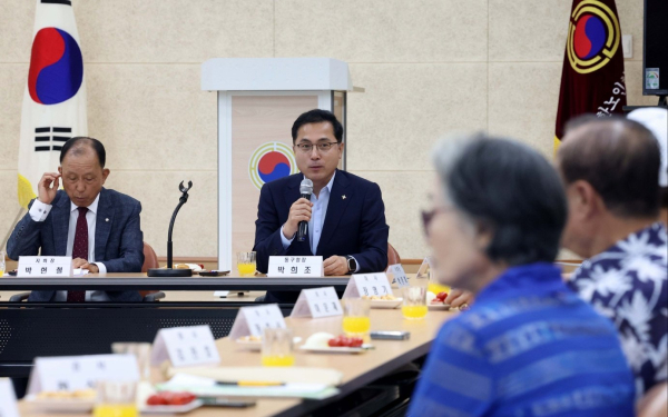 박희조 동구청장이 3일 (사)대한노인회 대전동구지회에서 열린 간담회에서 인사말을 하고 있다.