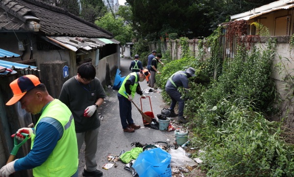 5회차 공감토크 참여자, 환경관리요원 등과 함께 관내 대동과 용운동 일원 환경개선 현장을 점검하고 잡초 제거와 쓰레기 수거 등 환경 정화 활동