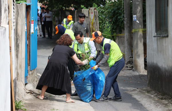 박희조 동구청장이 3일 영유아 부모들과 대동과 용운동 일원 환경개선 현장을 살펴보고 환경 정화 활동 펼치고 있다.