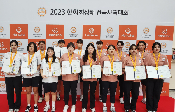 서산시청 사격팀 기념촬영 모습(왼쪽부터 정미라, 김예슬, 소승섭, 유현영, 방재현, 김희선, 최보람, 오정은, 강준기, 염다은, 김기원, 이은서, 박성현, 박해미)