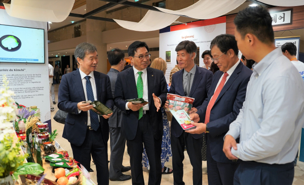 2023 파리 K-Food Fair 현장 사진 * (좌측부터) 최재철 주프랑스 대사, 김춘진 한국농수산식품유통공사 사장, 이일열 주프랑스 한국문화원장, 안일환 주OECD대한민국 대표부 대사