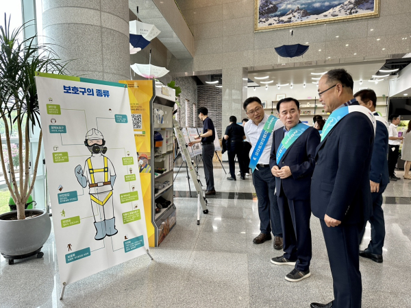 김지철 교육감이 4일 개최한 산업안전보건의 날 행사에서 개인 안전보호구 종류와 착용 방법에 대해 설명하고 있다