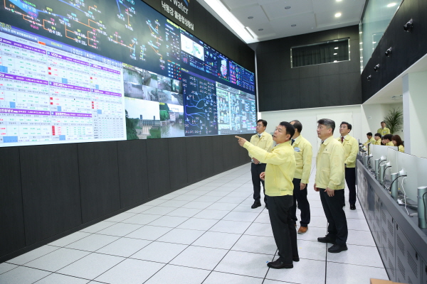 윤석대 사장(사진의 맨 앞)이 4일 대구시 낙동강유역 물종합상황실을 방문하여 장맛비로 인한 유역 내 댐 수위 현황 등을 최우선으로 살피고, 수문방류 상황, 향후 대응계획 등을 점검하고 있다.