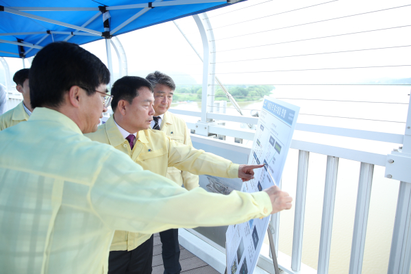 윤석대 사장(사진의 가운데)이 7월 4일 강정고령보를 방문하여 낙동강 유역의 홍수 등 물 재해 대응현황 및 수질관리 등 물관리 현황 전반을 점검하고 있다.