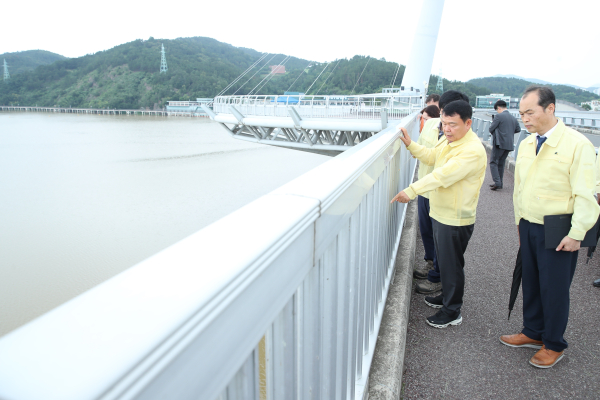 윤석대 사장(사진의 왼쪽 첫 번째)이 4일 강정고령보를 방문하여 낙동강 유역의 홍수 등 물 재해 대응현황 및 수질관리 등 물관리 현황 전반을 점검하고 있다.
