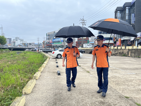 김연상 소방본부장(사진 왼쪽)이 침수 우려가 있는 홍성군 홍성천 인근 저지대를 점검하고 있다