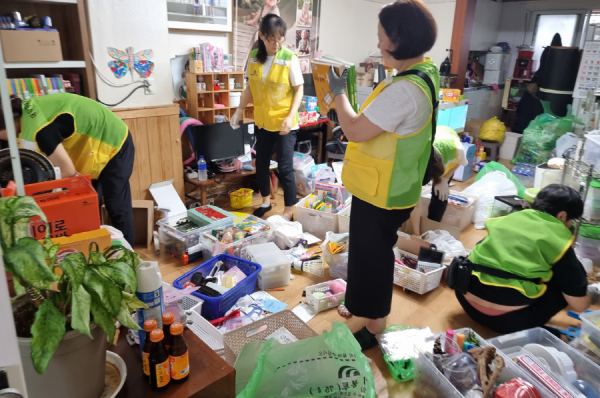 대덕구자원봉사센터 하모니 정리수납봉사단이 드림스타트 아동들에게 쾌적한 주거환경을 제공하고자 가정을 방문해 정리수납을 돕고 있다.