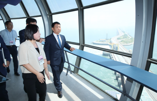 윤석대 사장(사진의 오른쪽)이 5일 경기도 안산시 시화호 조력발전소를 방문하여 시화호 조력발전소 운영 및 신재생에너지 클러스터 현황 등을 포함한 물 에너지사업 전반을 점검