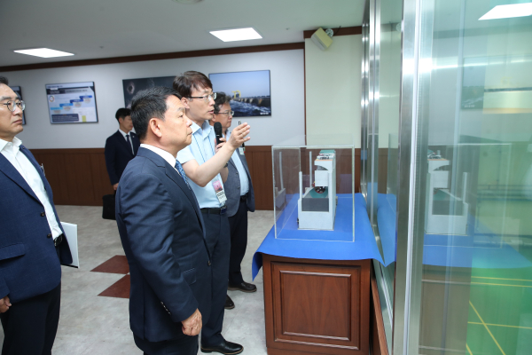 윤석대 사장(사진의 맨 앞)이 5일 경기도 안산시 시화호 조력발전소를 방문하여 시설용량 254MW의 수차발전기 설비 등 시설물 전반의 현황을 보고 받고 있다.