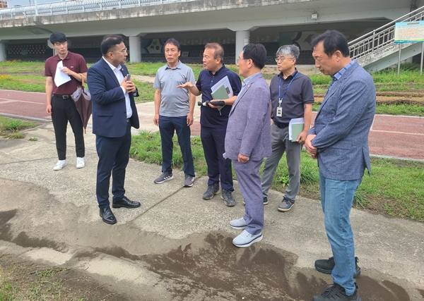 유등천 산책로 일원 안전점검 모습