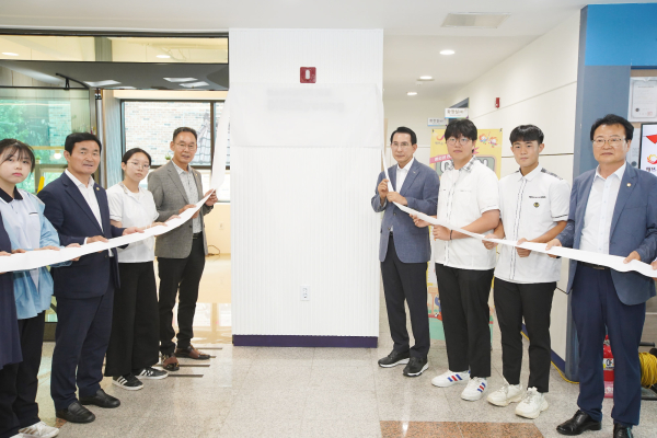 청소년전용카페인 ‘이리모YOUNG’ 1호점의 개소식 모습