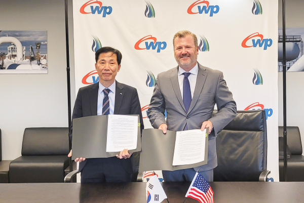 강세훈 서부발전 해외신사업처장(왼쪽)과 맷 쉬히(Matt Sheehy) 톨그래스에너지 CEO가 지난 6월 29일(현지시간) 미국 덴버시 톨그래스에너지 본사에서 양해각서를 체결한 모습