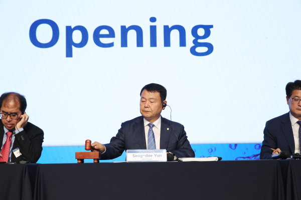 윤석대 사장(사진의 가운데)이 7월 6일 경기도 화성시 K-water 송산글로벌교육연구센터에서 진행된 아시아물위원회(이하 AWC) 제4차 총회에 참석하여 회의를 진행하고 있다.