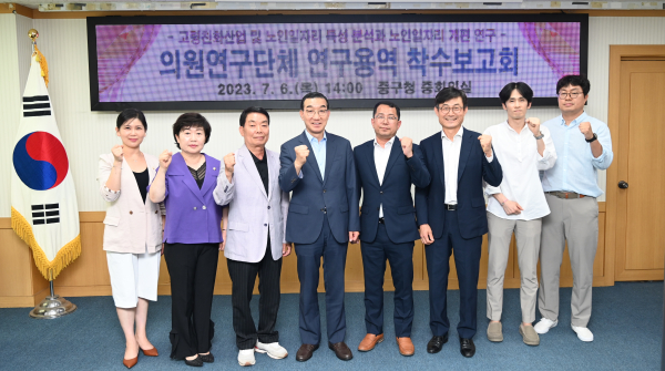 (왼쪽부터) 오한숙, 김옥향, 이정수 의원, 김광신 중구청장, 김석환 의원, 충남대학교 안기돈 교수, 대전세종연구원 양성욱 연구위원, 충남대학교 김민석 박사