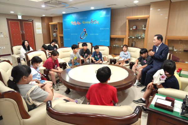 교육청 접견실에서 김지철 교육감과 예산 신암초 학생들이 미래교육에 대하여 이야기 하고 있다