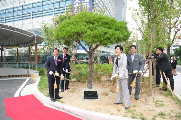 세종테크노파크 본관동 개소식 개최 (기념식수 모습)