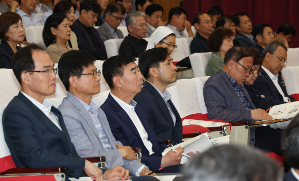 ​기관장을 포함한 고위직 대상(교장, 교감, 행정실장, 고위직 간부 등)으로 양성평등을 기반으로 한 폭력 예방 연수 진행 모습​