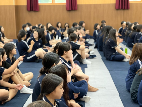 지난 6일 국립산림치유원 다스림홀에서 안동경안여중 1학년 학생들이 공연을 관람하고 있다.