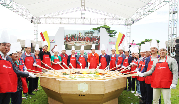 제14회 서산6쪽마늘축제 개막식 비빔밥 퍼포먼스 모습