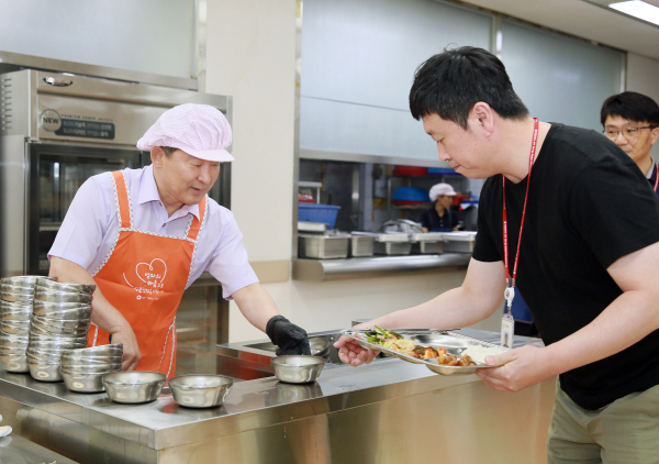 서철모 서구청장, 취임 1주년 맞이 직원 배식 봉사 모습