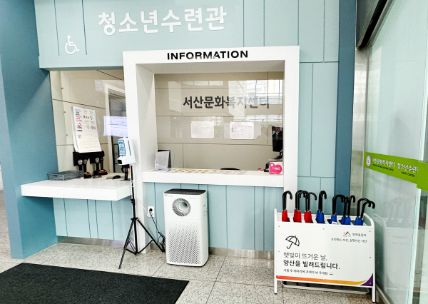 새롭게 추가로 설치된 양심 우산 대여소