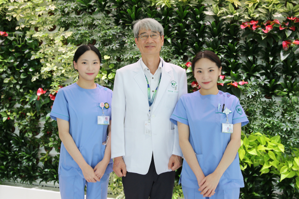 건양대병원 산부인과 이성기 교수(가운데)가 임상병리사로 입사한 쌍둥이 자매 이다연(왼쪽), 이다혜(오른쪽) 임상병리사와 기념촬영을 하는 모습