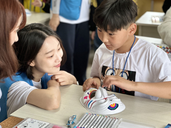 몽골 초등학생이 순천향대 해외봉사단과 한국 전통 탈을 직접 만들며 즐거워하고 있다.