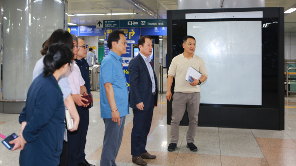 11일 연규양 대전교통공사 사장이 도시철도1호선 대전역에서 고객동선에 따라 역사 시설물을 점검하고 있다.