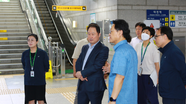 11일 연규양 대전교통공사 사장이 도시철도1호선 대전역에서 고객동선에 따라 역사 시설물을 점검하고 있다.