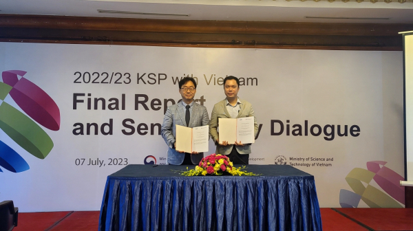 지난 7일 베트남 과학기술부 산하 국가창업지원센터(NSSC)와 창업기업들의 해외시장 진출 지원 및 기술사업화 노하우 공유를 위한 업무협약을 체결(왼쪽부터 한밭대 서준석 지역협력센터장, 베트남 팜둥남 국가창업지원센터 원장)