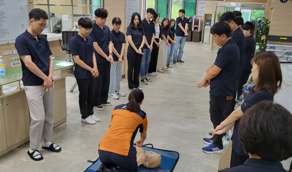 응급상황 민원인 위한 인명구조 교육 진행 모습