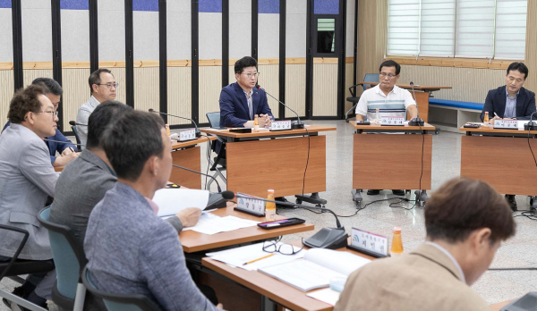 최충규 대덕구청장과 관계자들이 지난 10일 구청 대회의실에서 ‘2023 대덕물빛축제 성과보고회’를 열고 축제의 향후 방향성을 논의하고 있다.