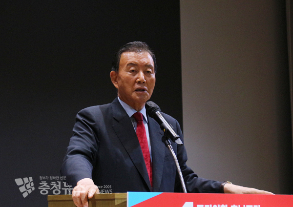홍문표 국회의원이 국민의힘 충남도당 6.1지방선거 당선자 대회에서 인사말을 하고 있다./이성엽 기자