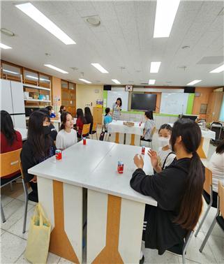 새롬초-새롬중 선후배가 함께 서로의 고민을 나누고 있다.<br>