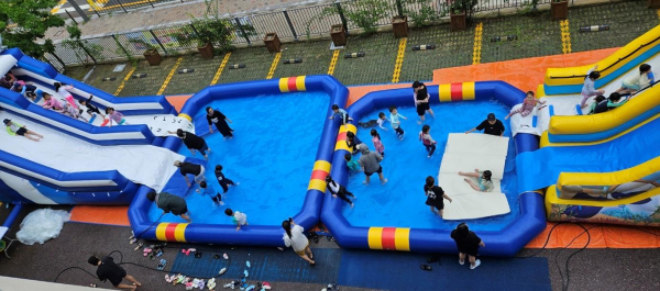 가락유 원아들이 물놀이를 즐기고 있다.