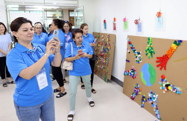 우즈베키스탄 유아교육 활성화를 위한 교육 관계자 초청 연수 참가자들이 세종시 해밀 유치원에서 놀이 중심 교구를 보면서 즐거워하고 있다.