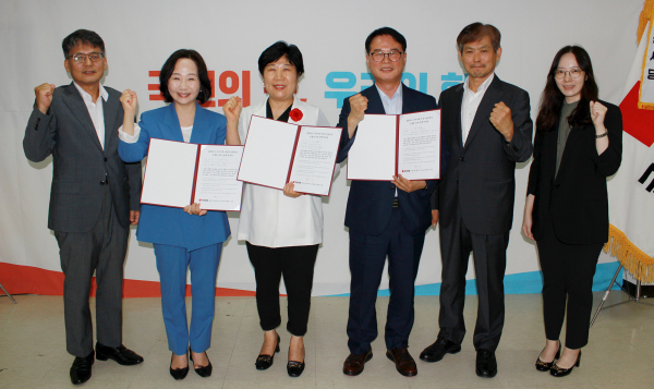 공정경선을 위한 ‘경선서약서’작성 후 선거관리위원들과 파이팅을 외치고 있다. 좌로부터 김양곤 선관위원, 송아영․송동섭․오승균 후보, 김효명 선관위원장, 송나래 선관위원.