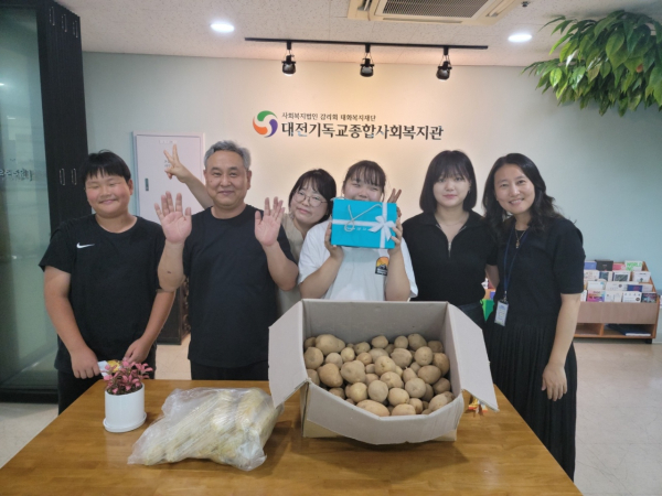 14일 대전 동구 홀트아동복지회, 대전기독교사회복지관을 방문해 `텃밭 수확물 나눔` 행사