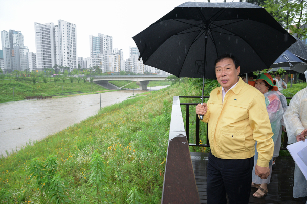 최민호 시장, 삼성천 등 찾아 철저한 피해예방 현장점검 모습
