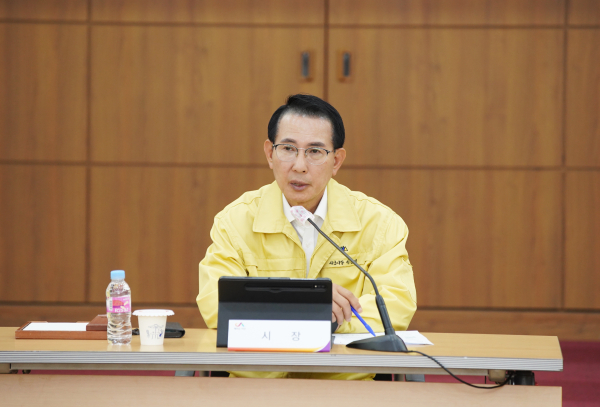 이완섭 서산시장이 14일 시청 중회의실에서 열린 집중 호우 긴급 점검 회의를 주재하는 모습