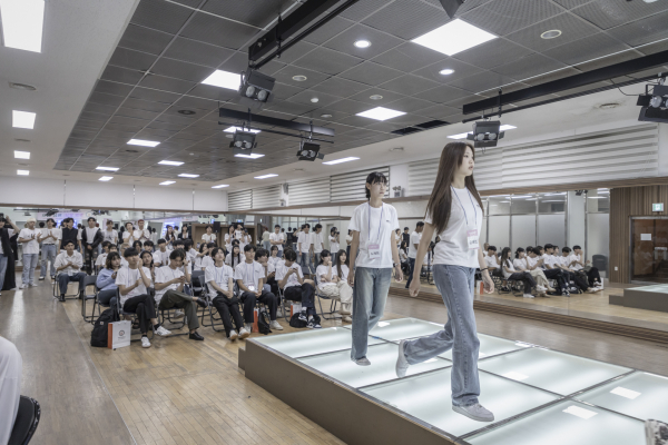 일일모델캠프에 참가한 고교생들이 워킹에 나섰다