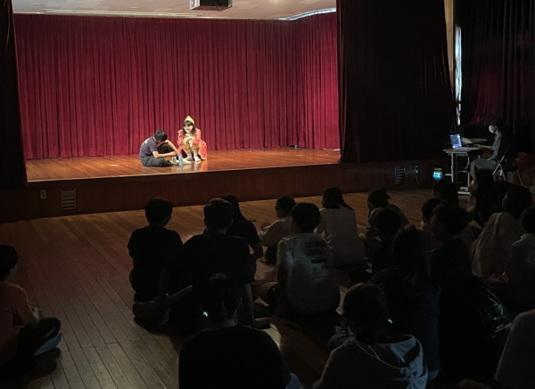 보성초등학교 강당에서 진행한 ‘나는 배우다 연극교실’ 공연 모습